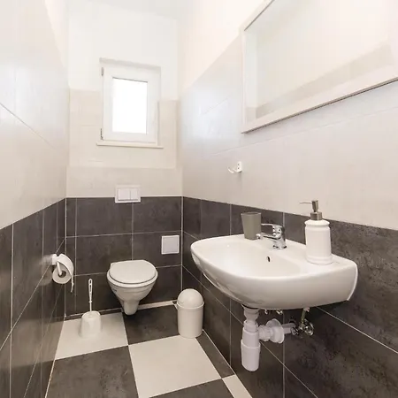 Beautiful In Kastel Stafilic With Wifi Holiday home *