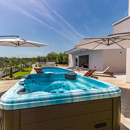 Holiday home Beautiful In Kastel Stafilic With Wifi *