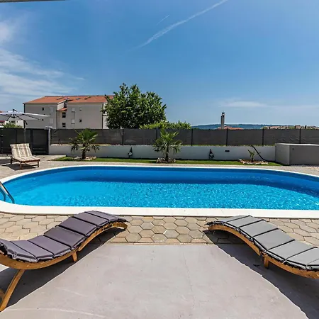 Holiday home Beautiful In Kastel Stafilic With Wifi Kastela