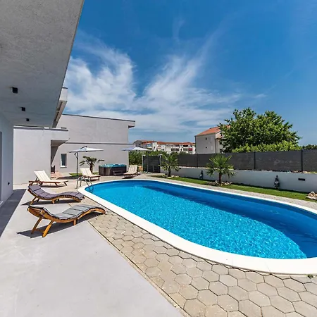 Holiday home Beautiful In Kastel Stafilic With Wifi Kastela
