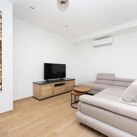 Holiday home Beautiful In Kastel Stafilic With Wifi *