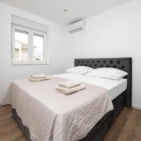 Holiday home Beautiful In Kastel Stafilic With Wifi *
